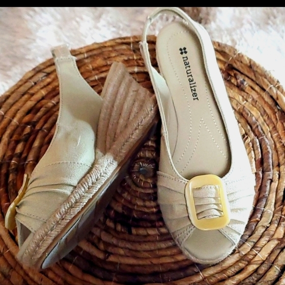 Naturalizer Sandals size 6M Excellent condition beautiful Khaki color fabric - Picture 4 of 15
